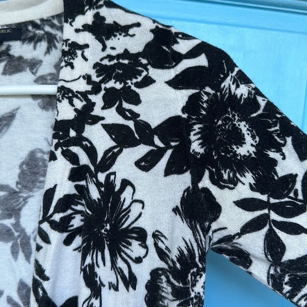 Banana Republic Sweater Floral Black and White Women’s Top size XSP